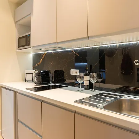 Lisbon Studios Affittacamere 3*